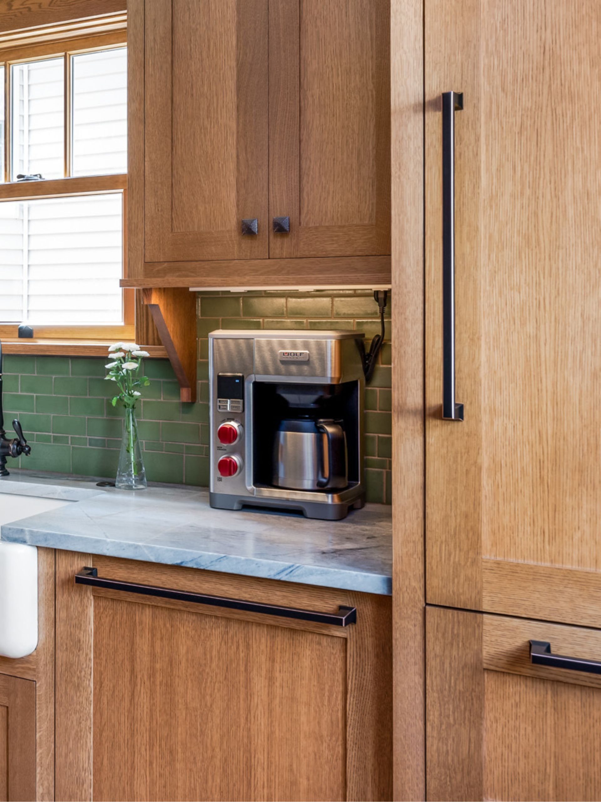 appliance garage with coffee maker and cups