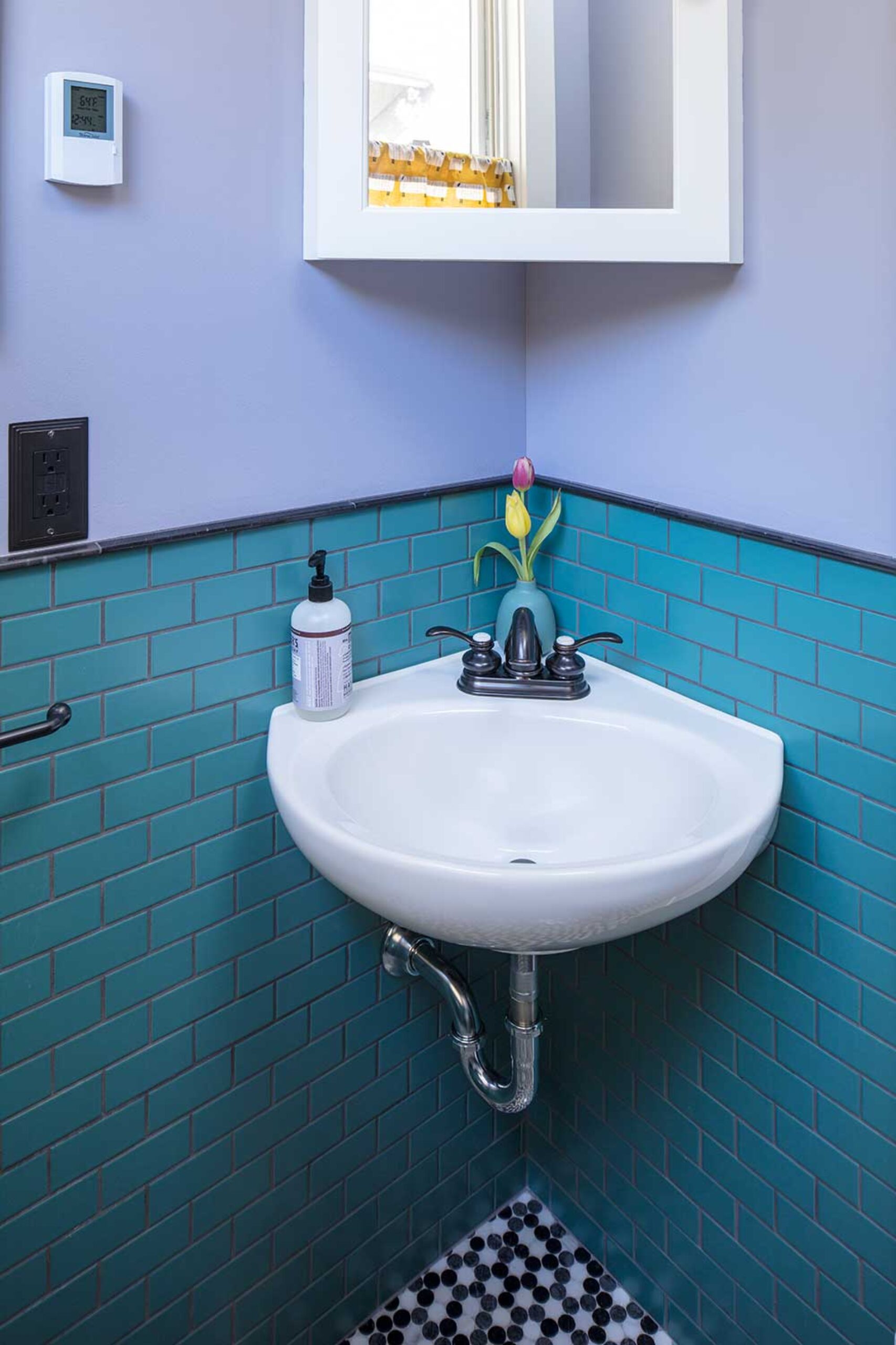 tiny sink in powder room