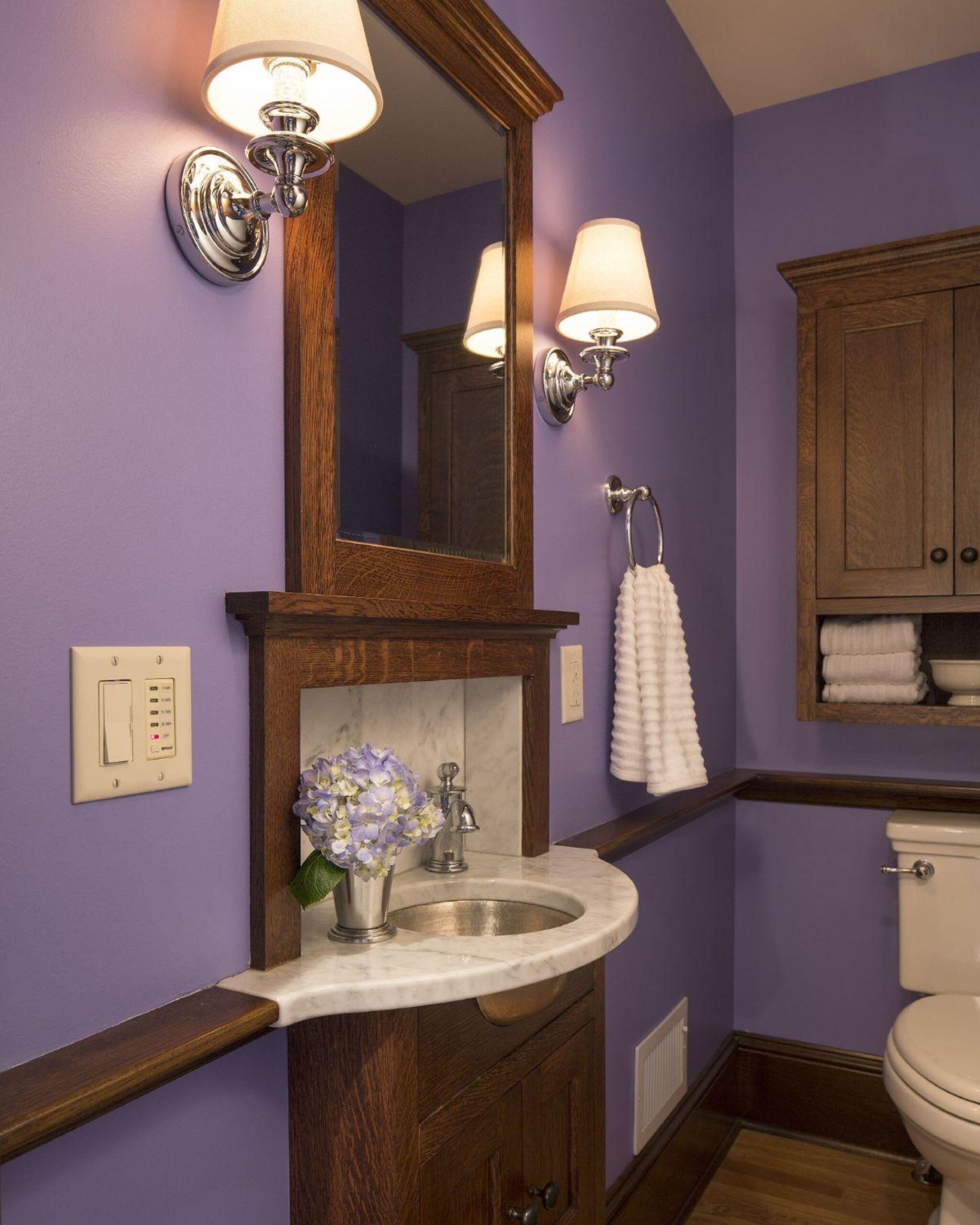 small bathroom design idea to integrate the sink